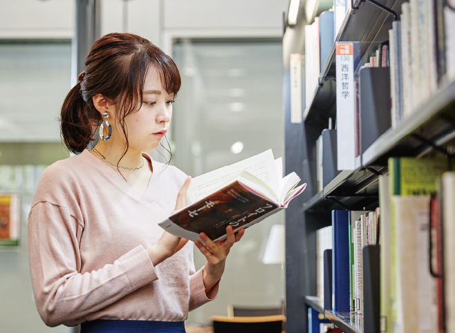 図書館女性イメージ