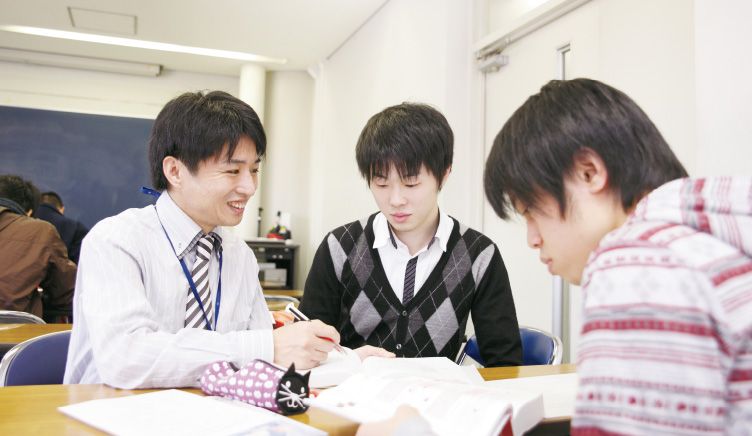 学生の声を聞きながら、個別サポートも。