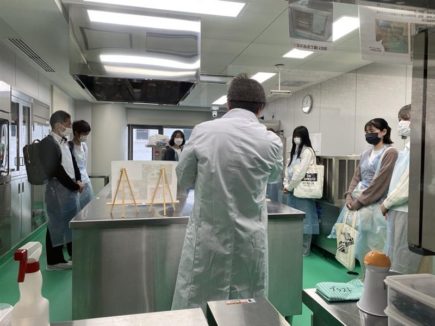 【A棟6階】特別授業「大量調理の機器を使ってみよう」