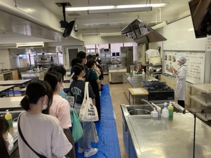 健康栄養学部　実習室見学