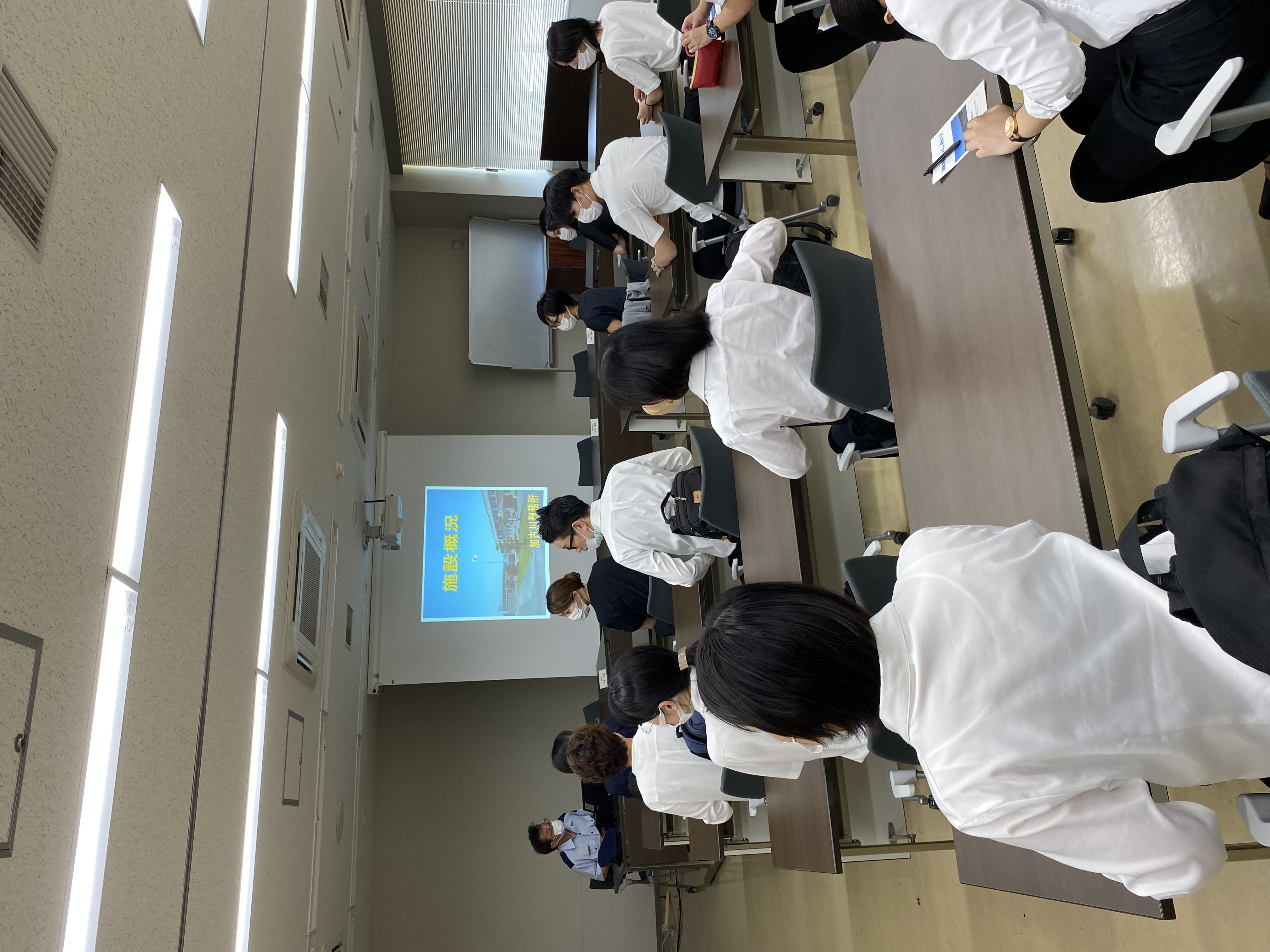 施設概要の説明風景