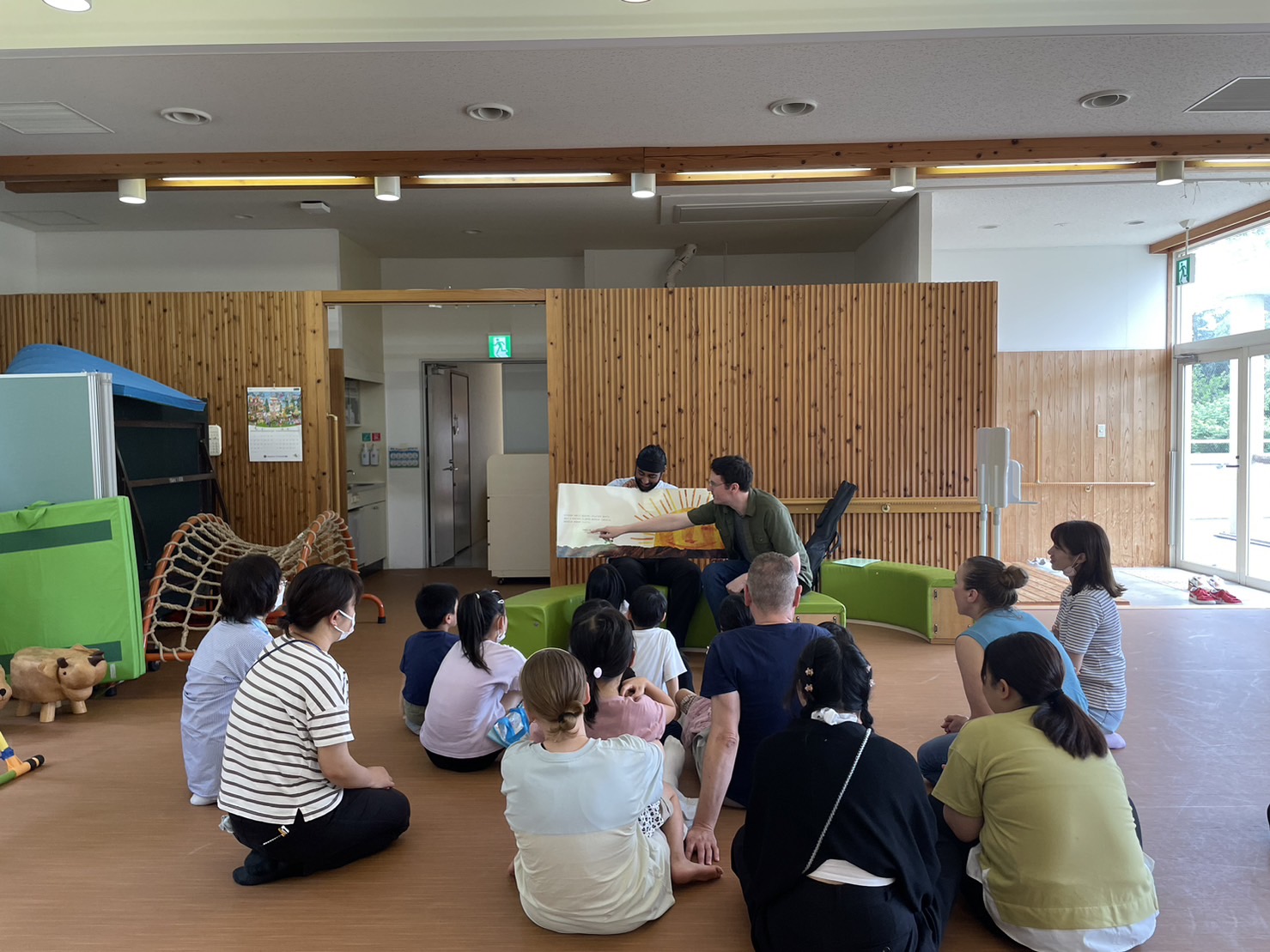子ども達に絵本の読み聞かせ
