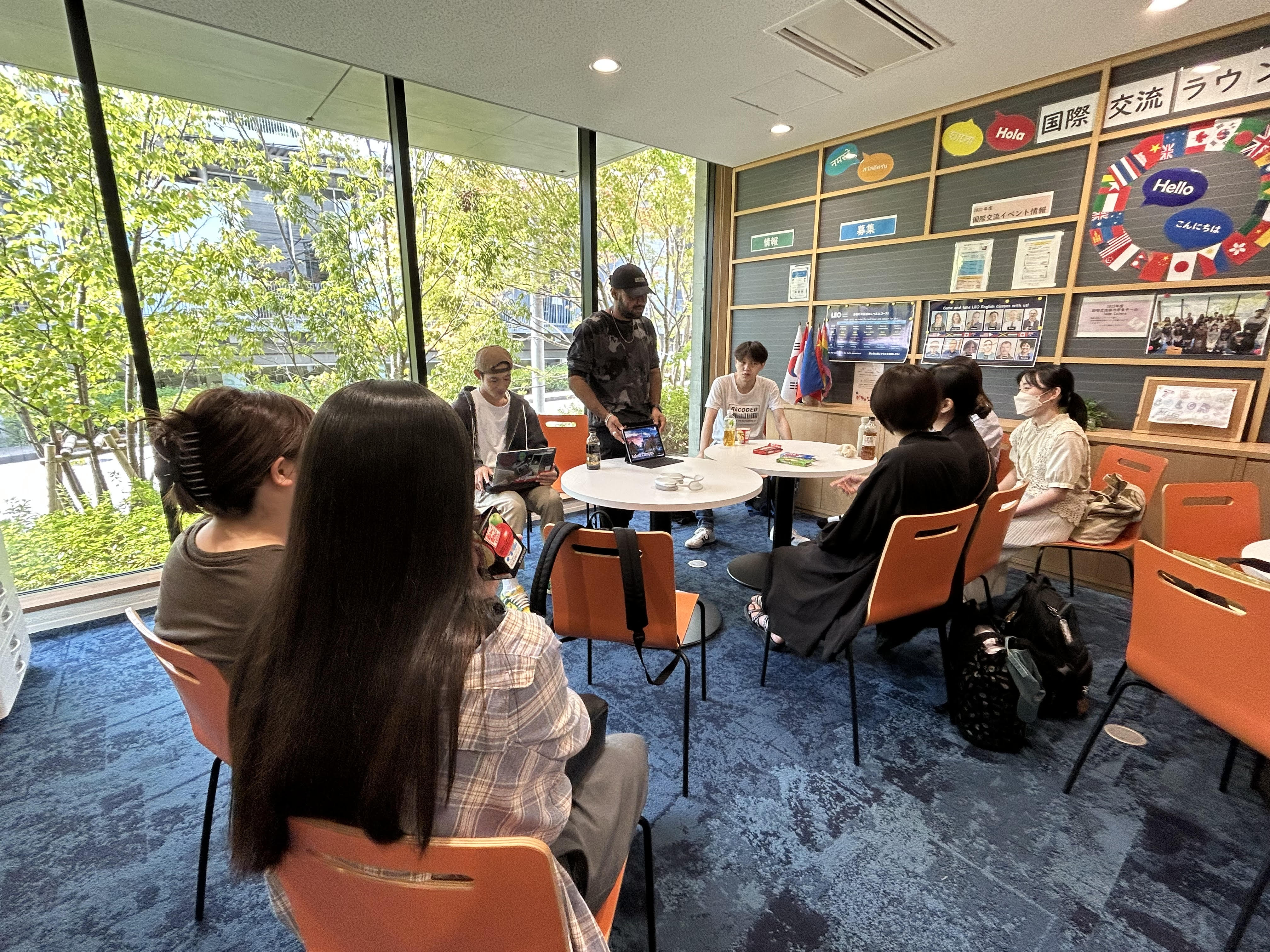 韓国世宗大学の紹介をする交換留学生