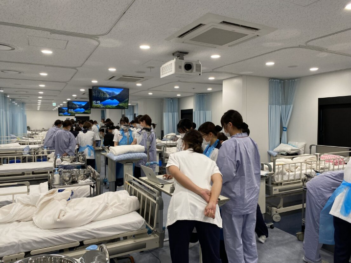 実習指導者と共にリフレクションしている場面