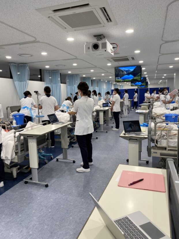 指導者が全身清拭を観察している場面