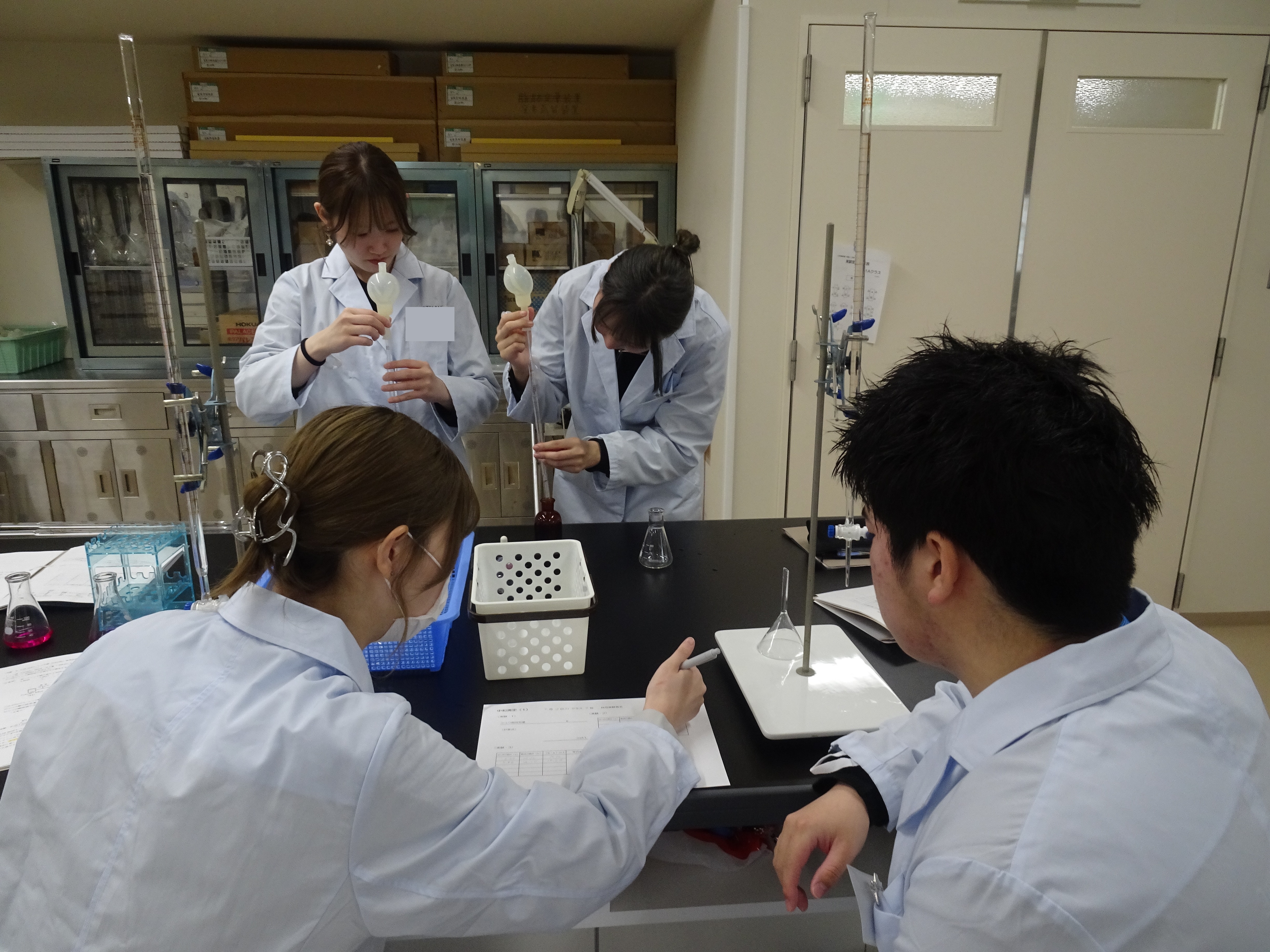 実験中は、安全に行えるように教員や助手が見回ります。