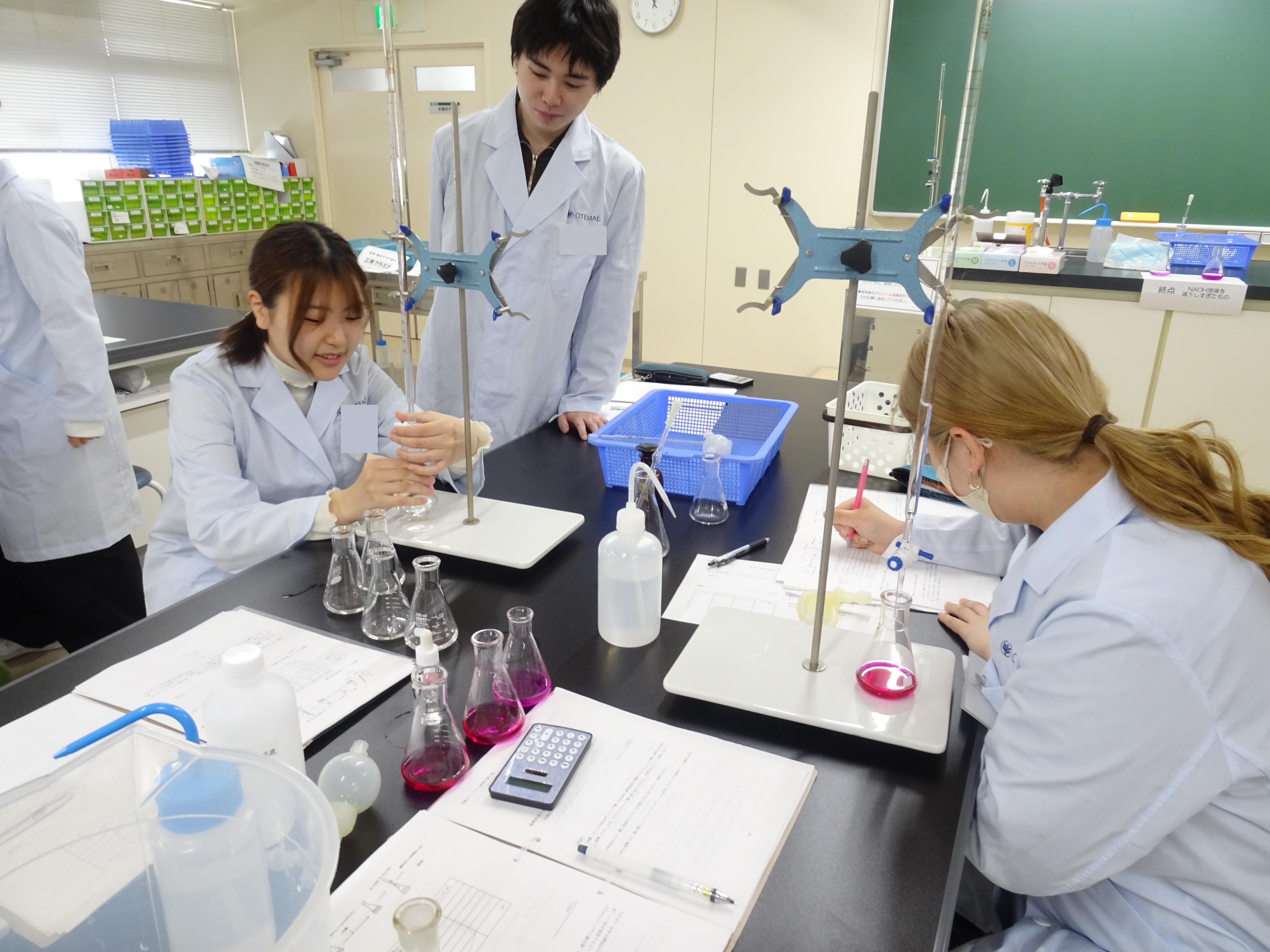 実験中は、安全に行えるように教員や助手が見回ります。