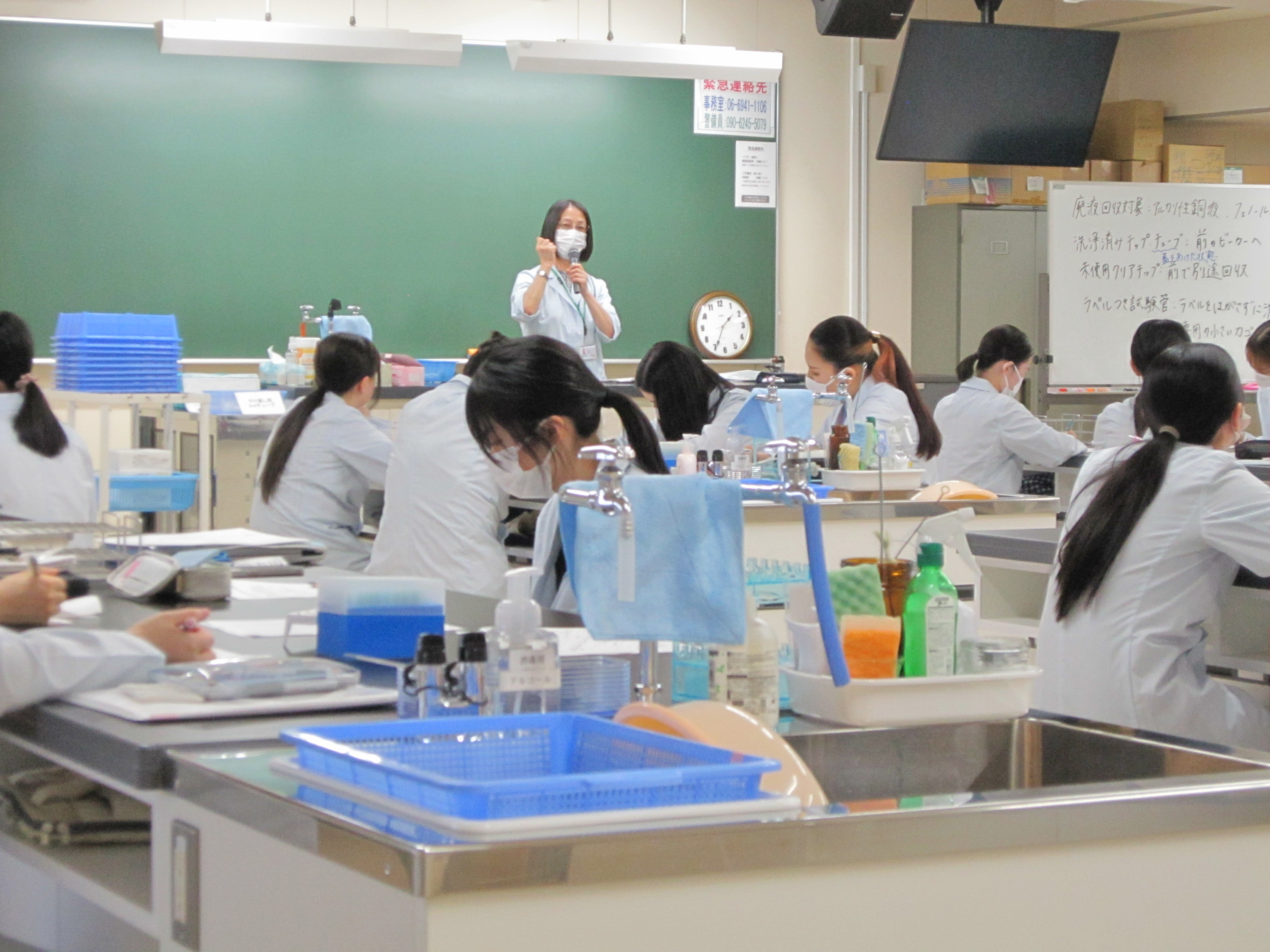 授業のはじめに実験操作の説明を聞き、注意事項の確認をします