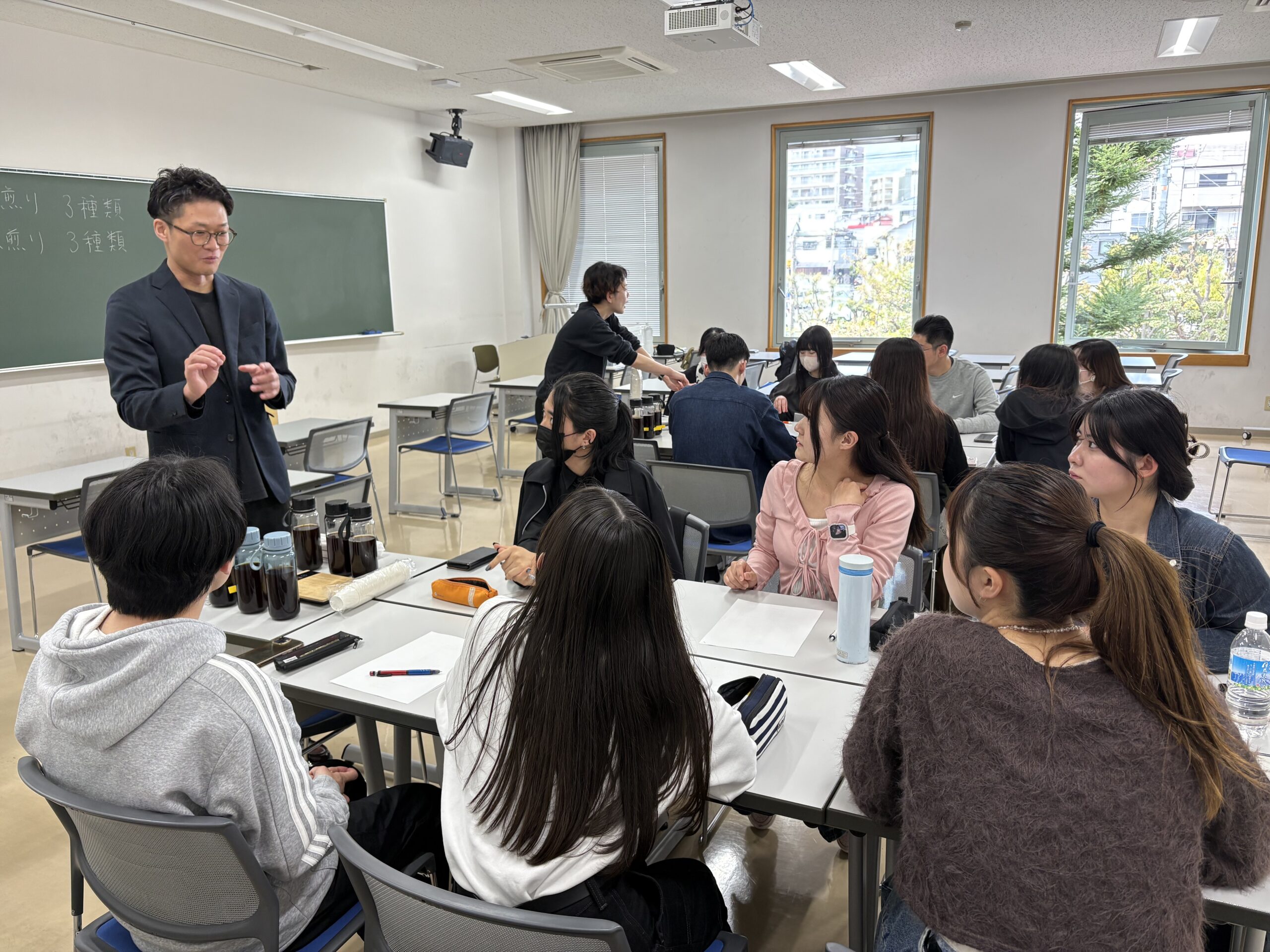 TAOCA COFFEEさんにゼミに来て頂き、浅煎り・深煎りの2種類のブレンドを検討中(4/17)