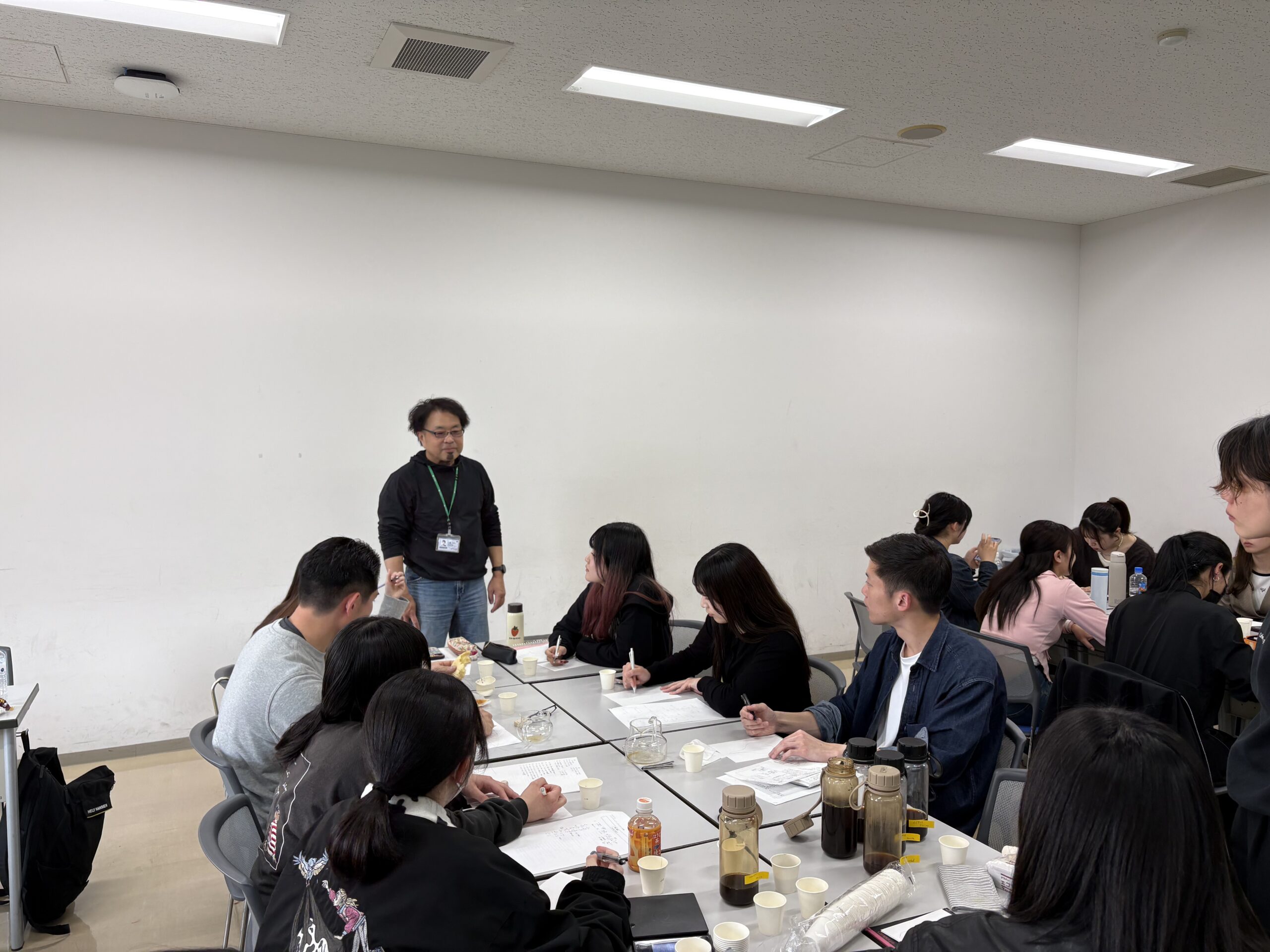 江藤先生にゼミに来て頂き、パッケージデザインを考案中(4/17)