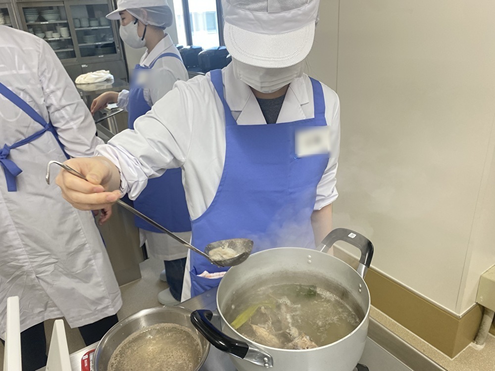 鶏ガラスープをとる様子