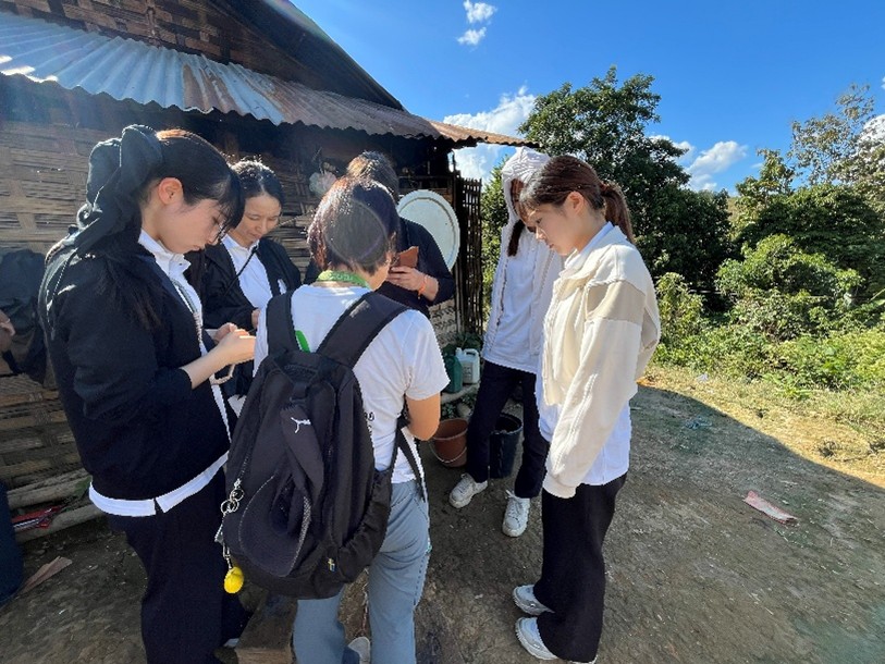 ラオ・フレンズ小児病院のスタッフとともに家庭訪問