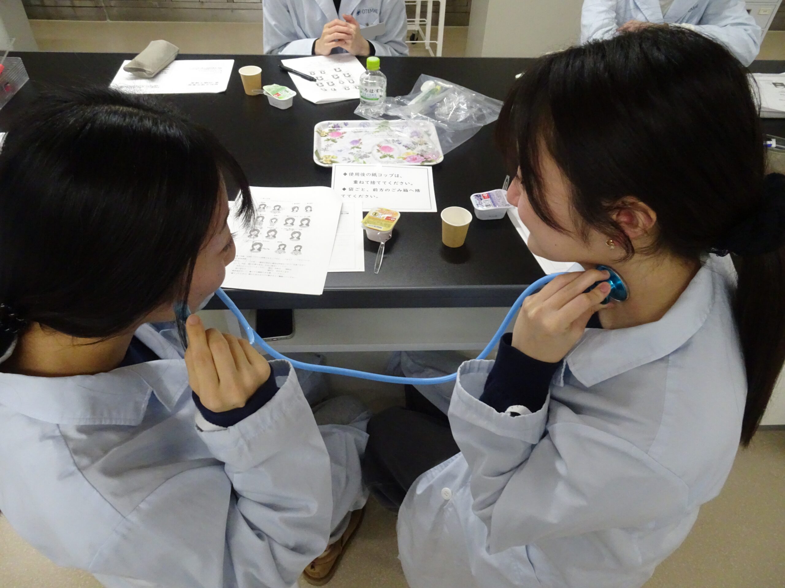 高齢者や病気の方が、安全に食事を楽しめるよう、食べる力を支える「嚥下（えんげ）訓練」を、体験して学びます。