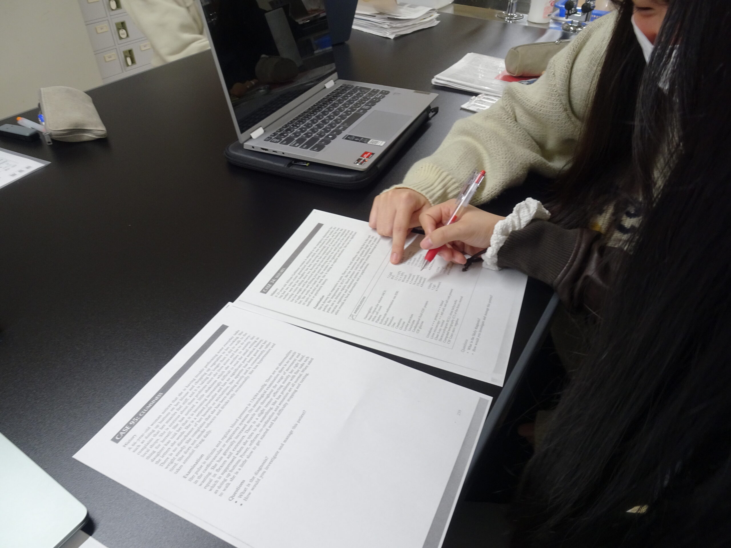 「症例から考え学ぶ学習」では、まず英語で書かれた症例を読み、グループで内容を整理し、プレゼンテーションで発表します。