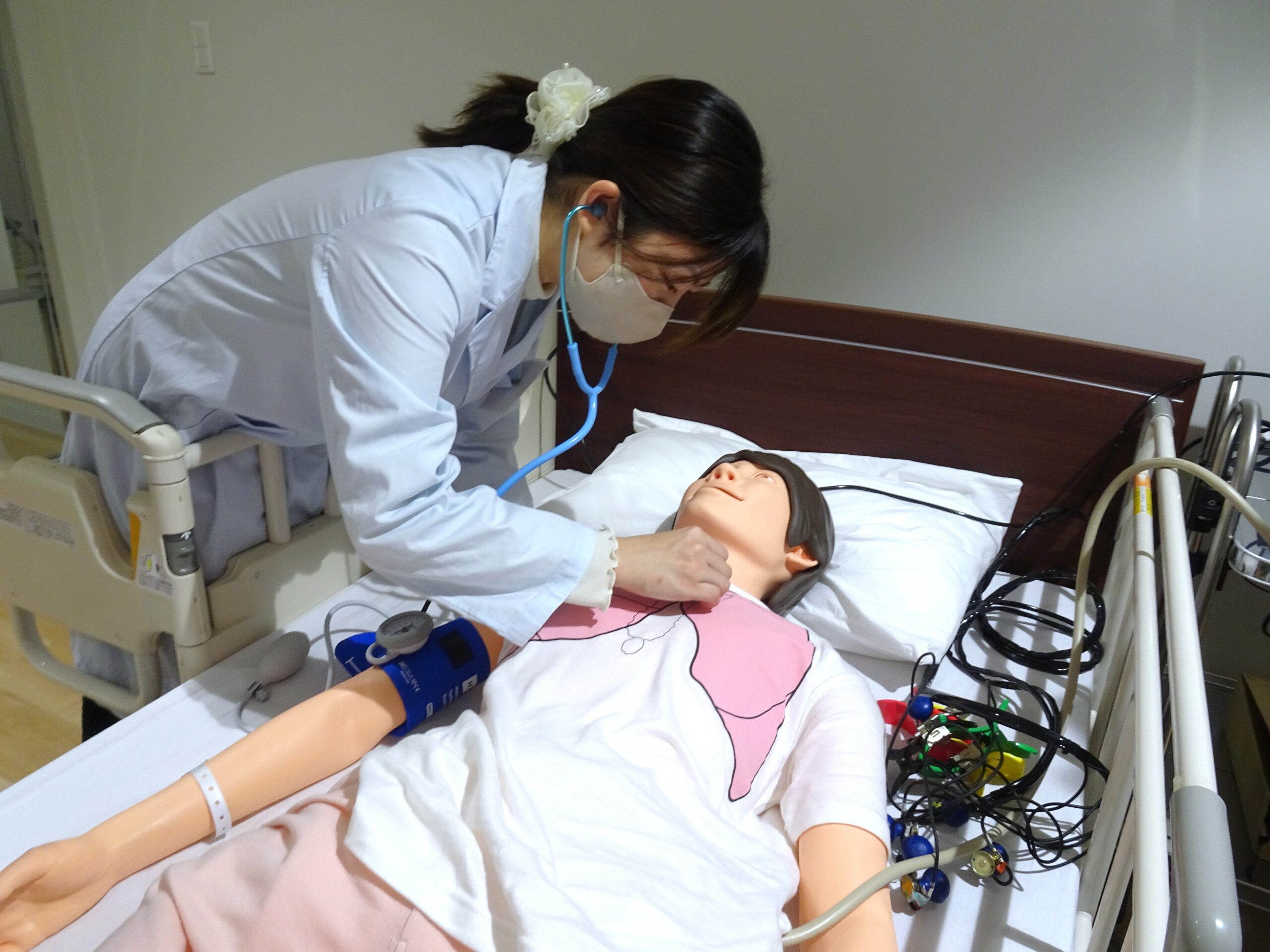 肺音、心音、腸音聴診、心電図測定や瞳孔反射、血圧、脈拍などの確認できるシミュレーターで、より効果的な栄養管理につなげる力を養います。