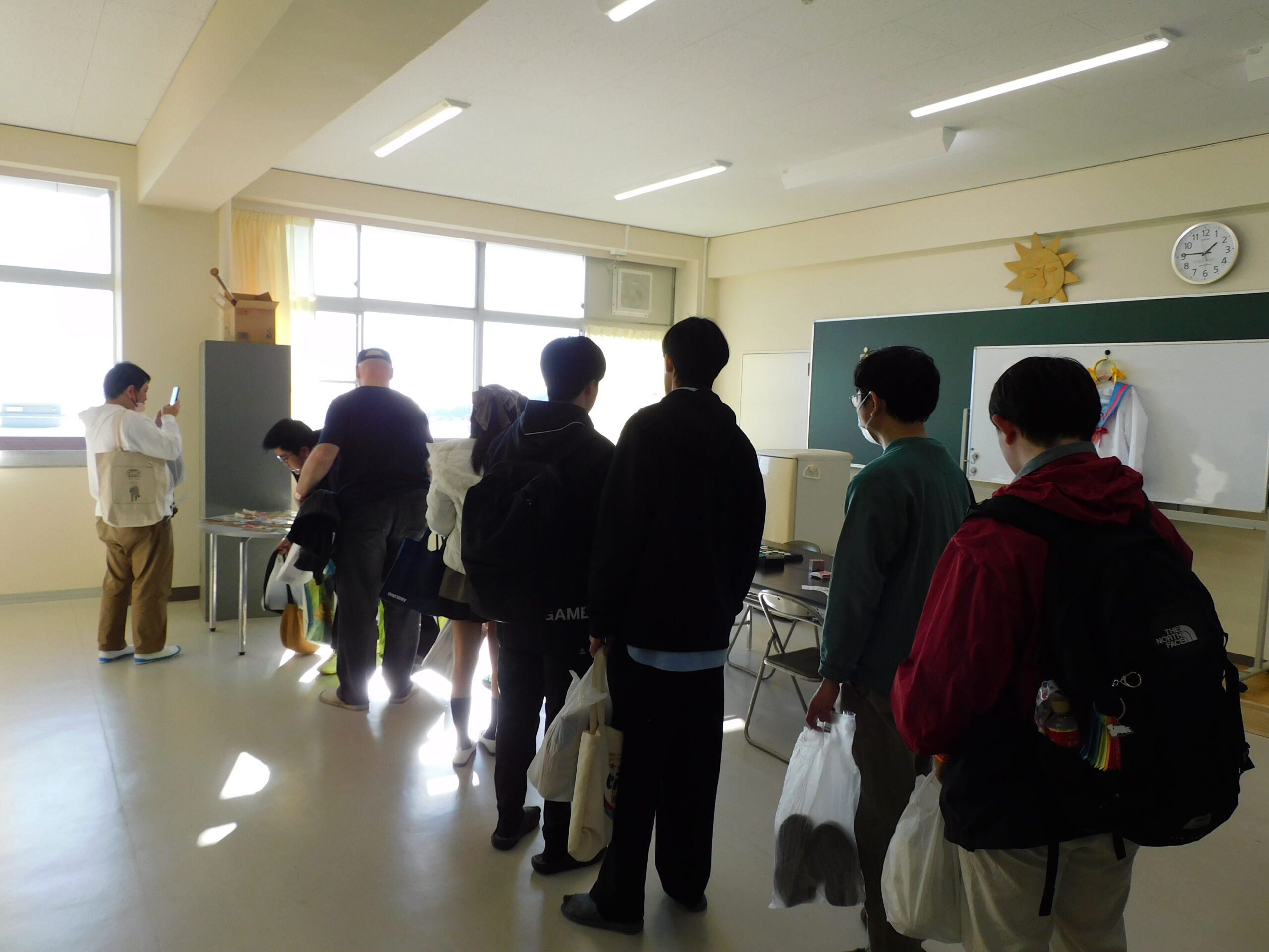 写真撮影に列をなす来場者