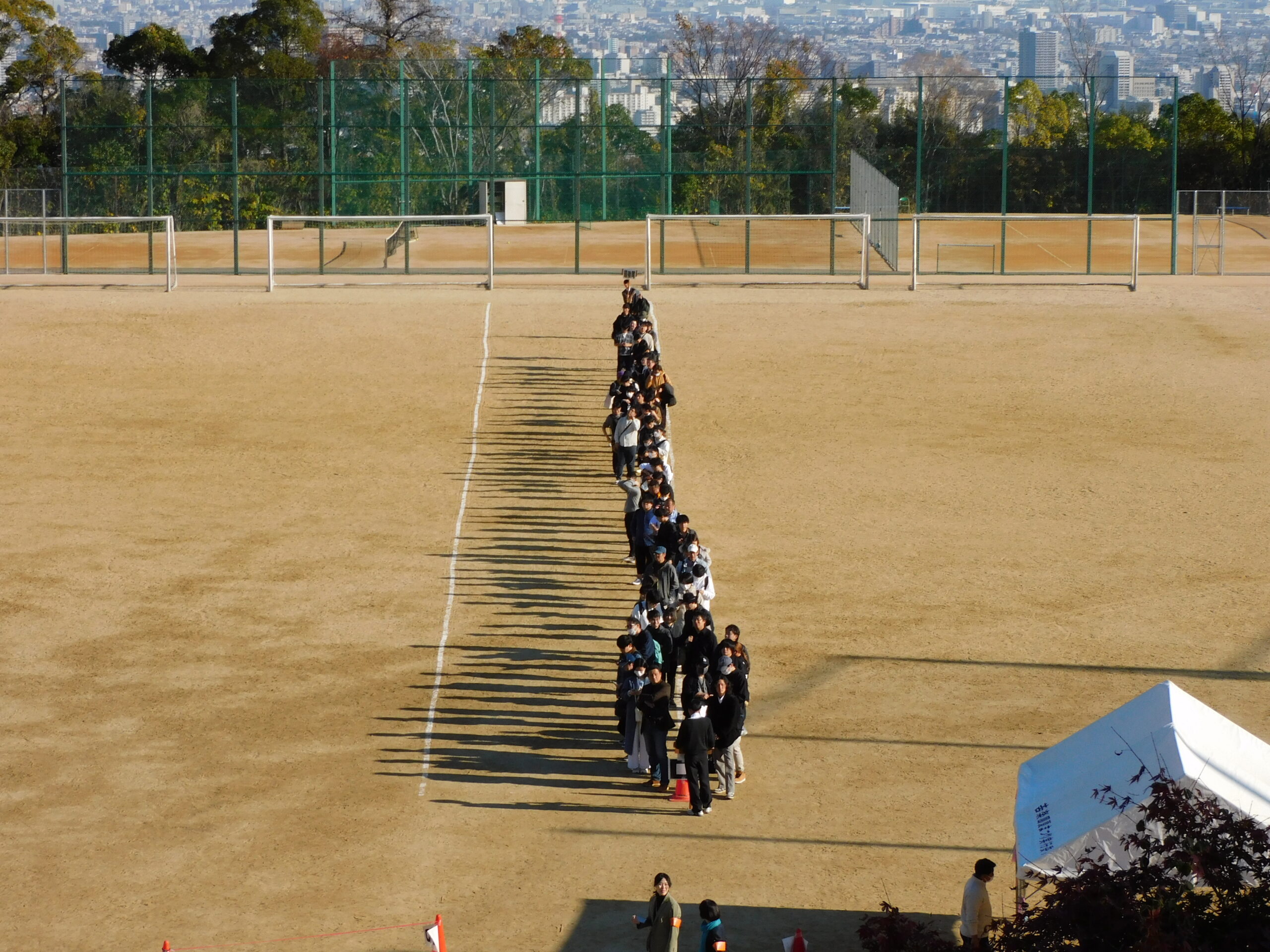 受付に並ぶ来場者の列