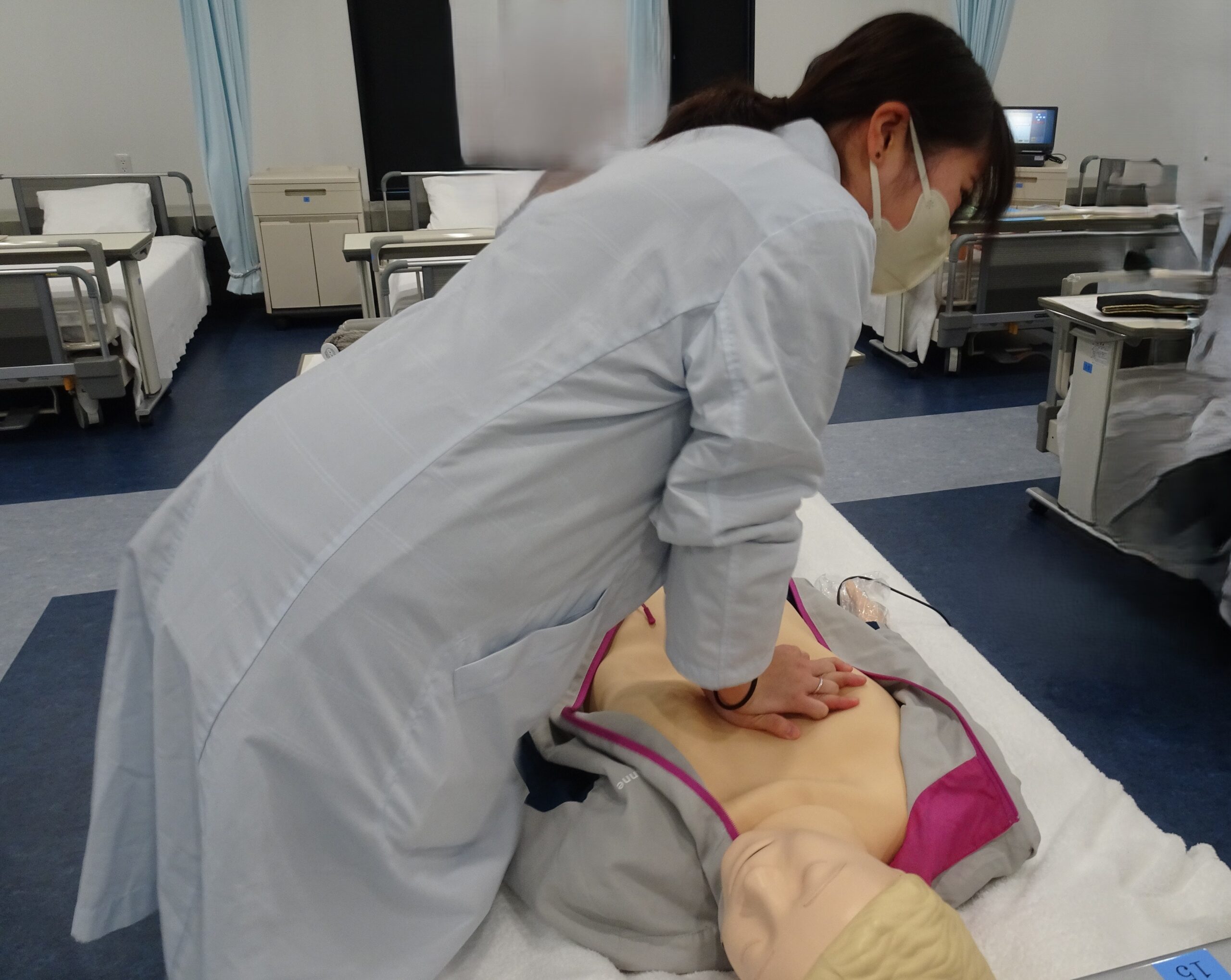 CPR（心肺蘇生）用シミュレーターで、基本手技を体験しながら、救急・急性期の栄養管理とチーム医療の役割を学びます。