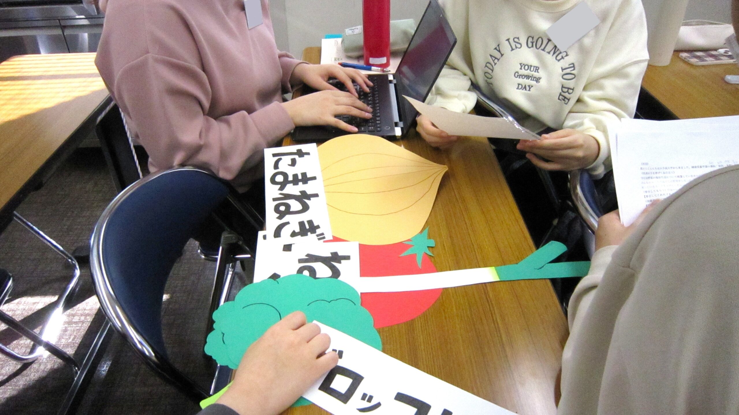 学生は小学生になりきってクイズに参加し、他のグループの発表を楽しみながら聞いています。