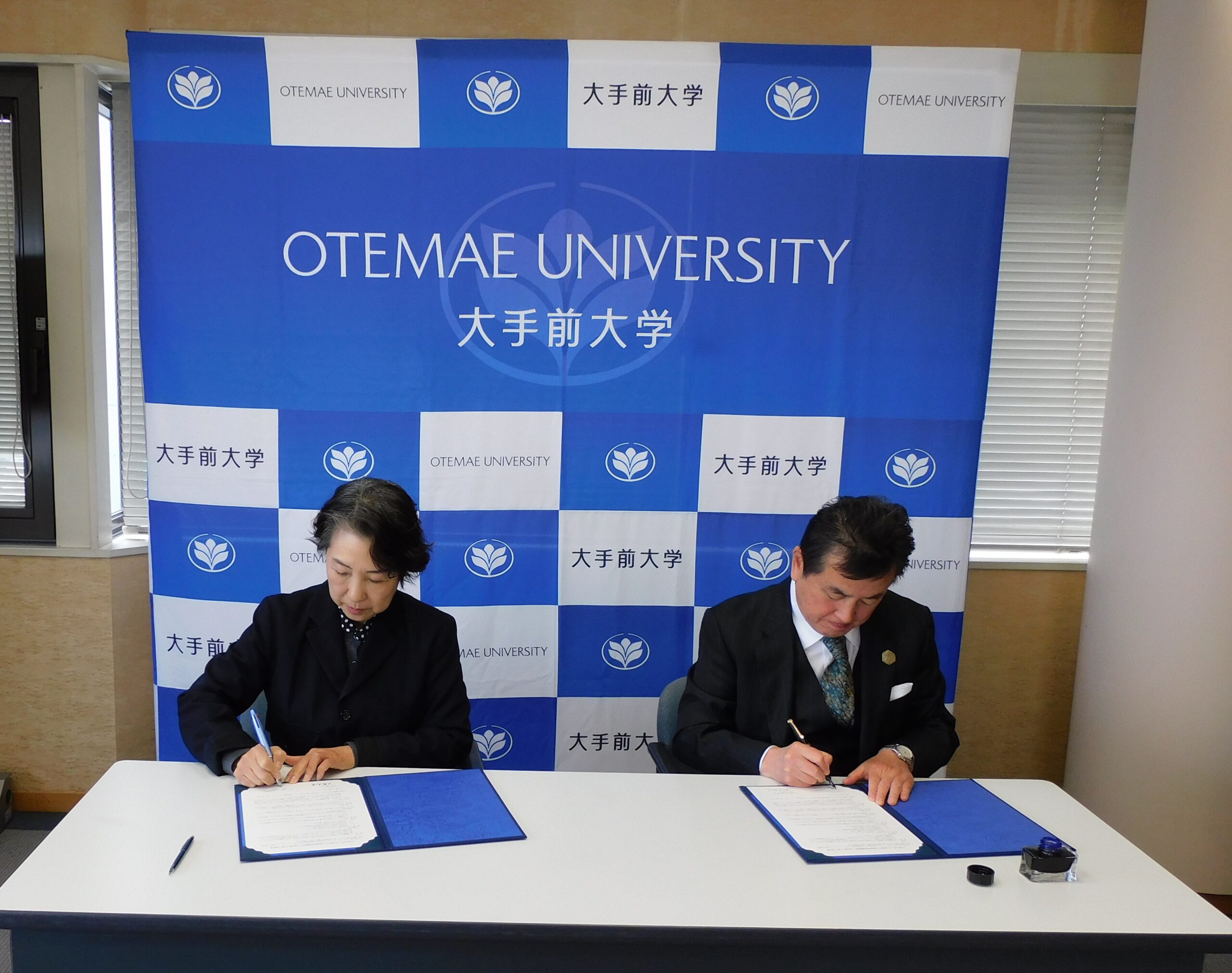 調印の様子（左：大手前高等学校 村田校長さま　右：大手前大学 平野学長）