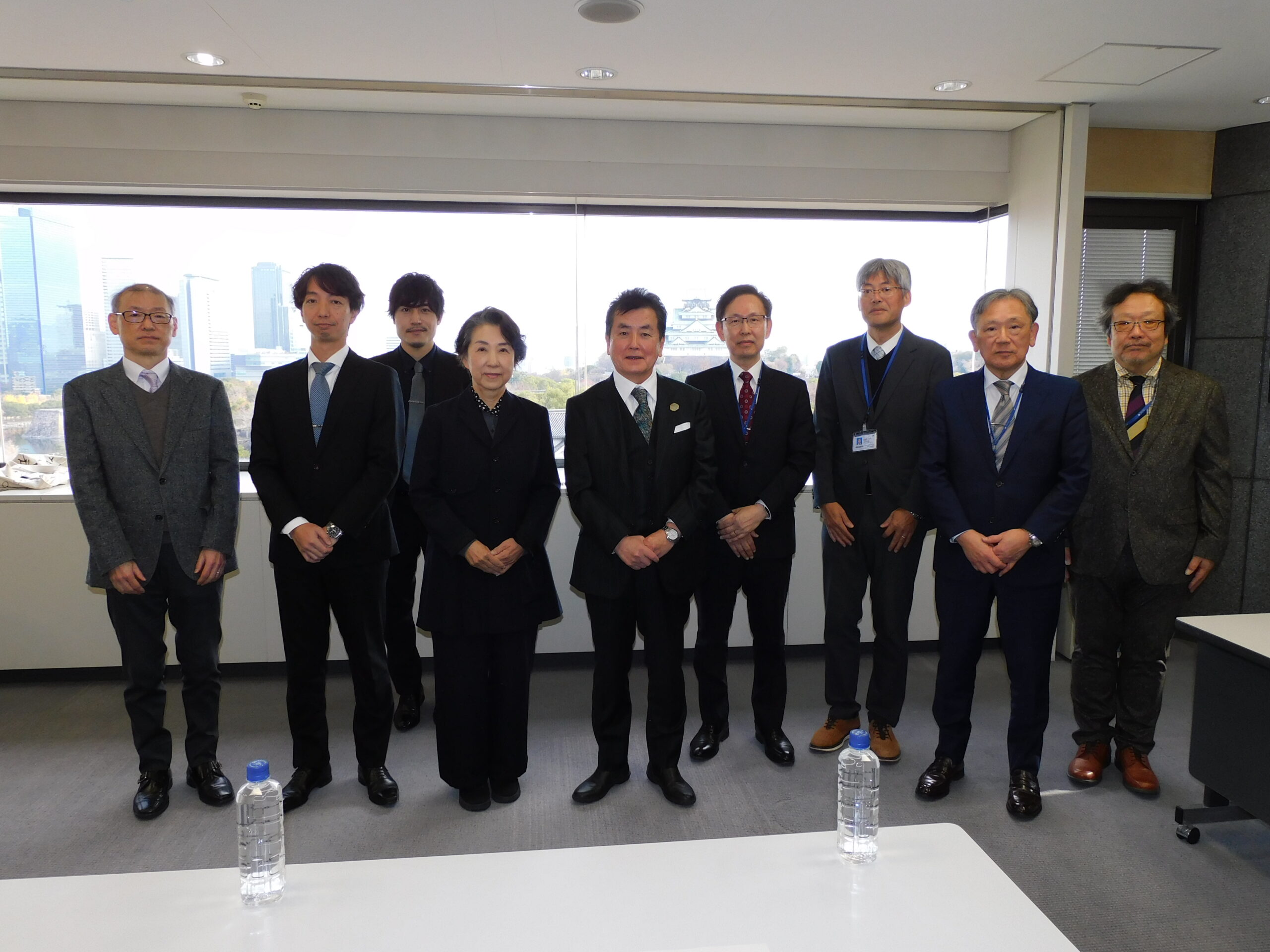 大阪城を背景に記念撮影