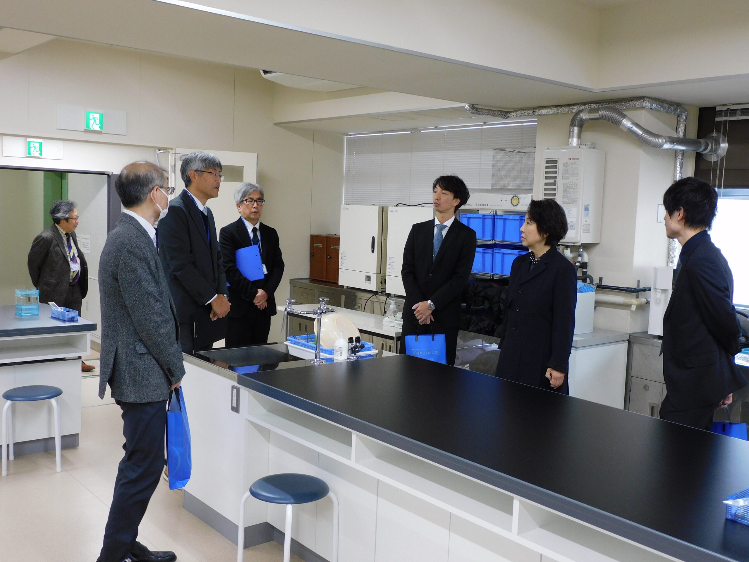 キャンパス施設見学（食品栄養実験室）