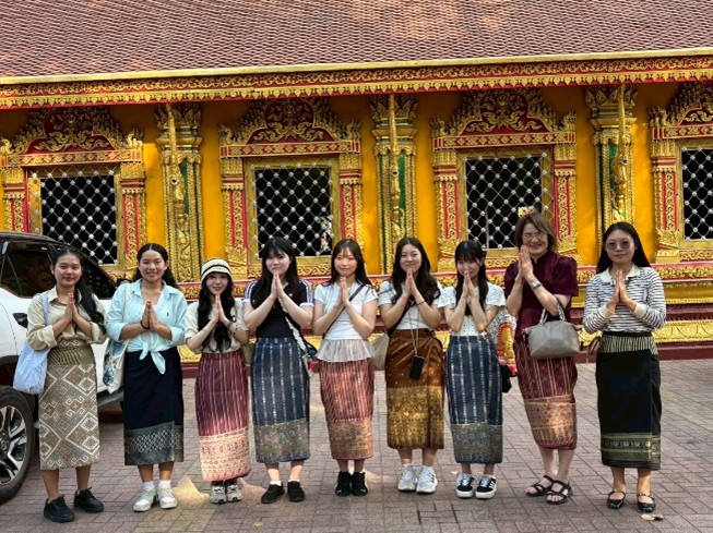 伝統服シンを身に着けて寺院へ