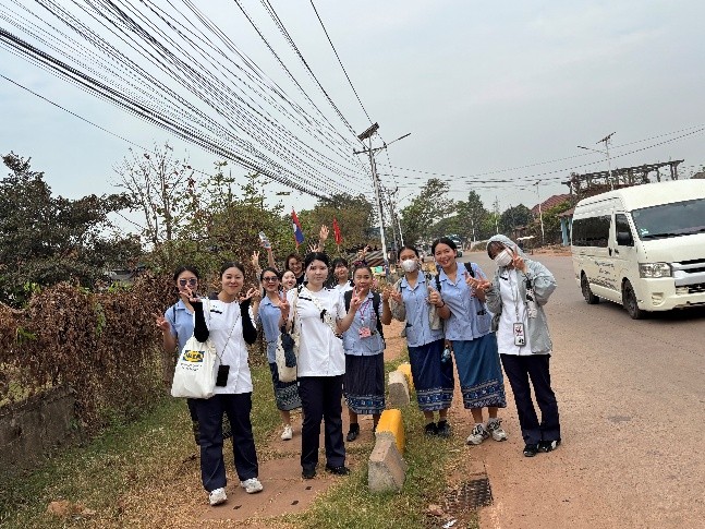 現地学生と一緒にコミュニティ実習へ