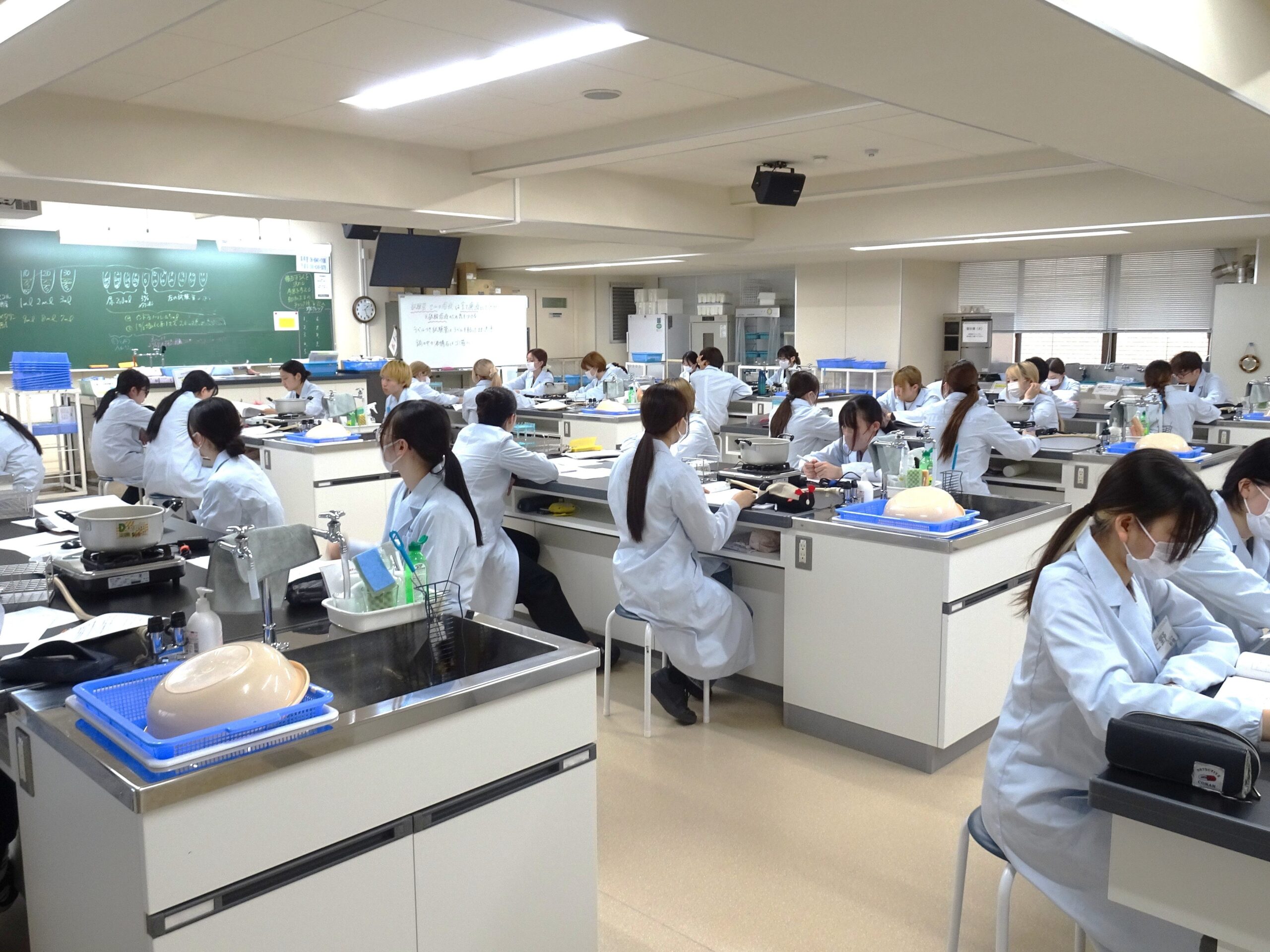 まずは講義でこれまで学んできた内容を振り返りながら理解を深め実験につなげていきます