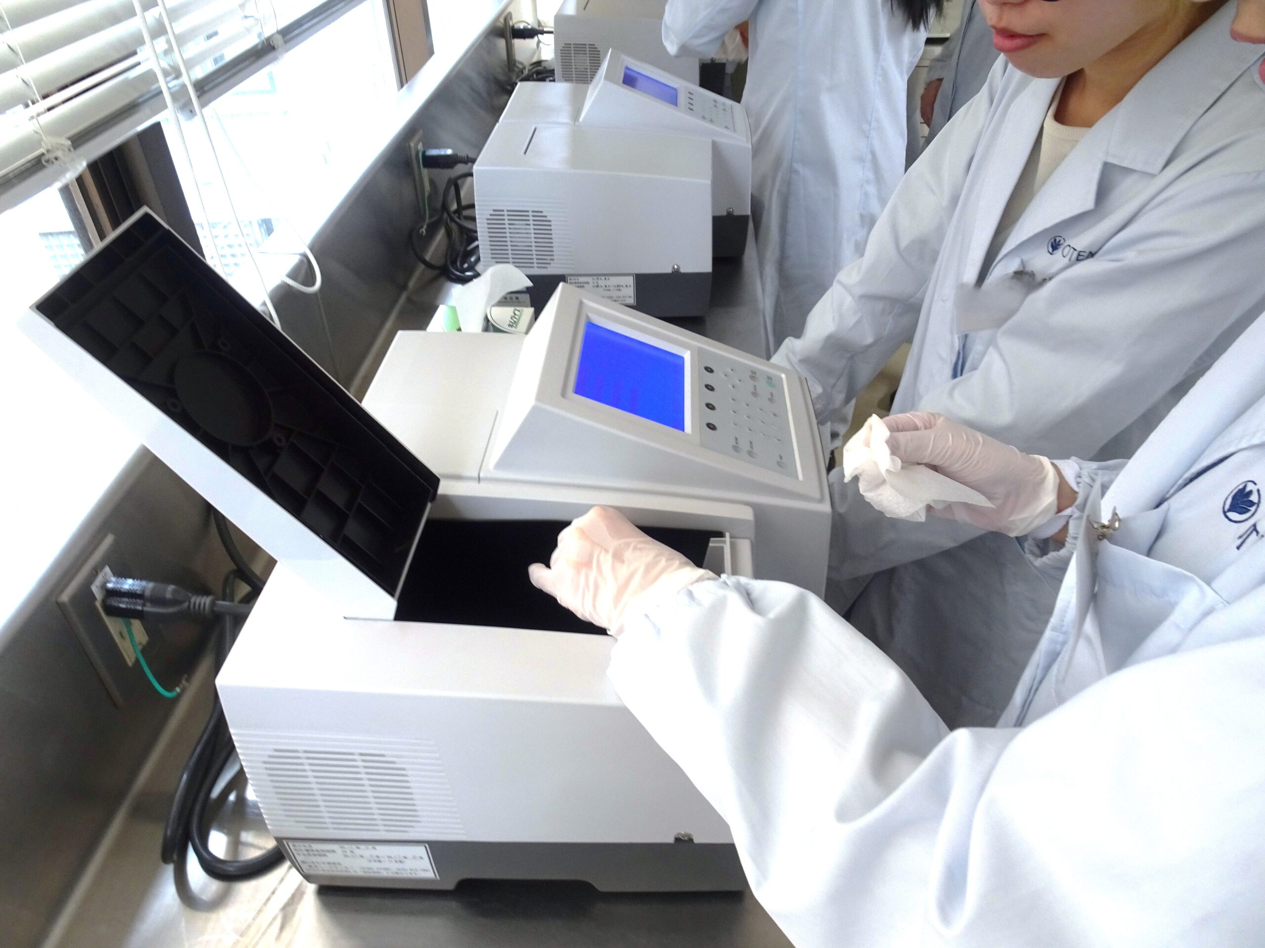 まずは講義でこれまで学んできた内容を振り返りながら理解を深め実験につなげていきます