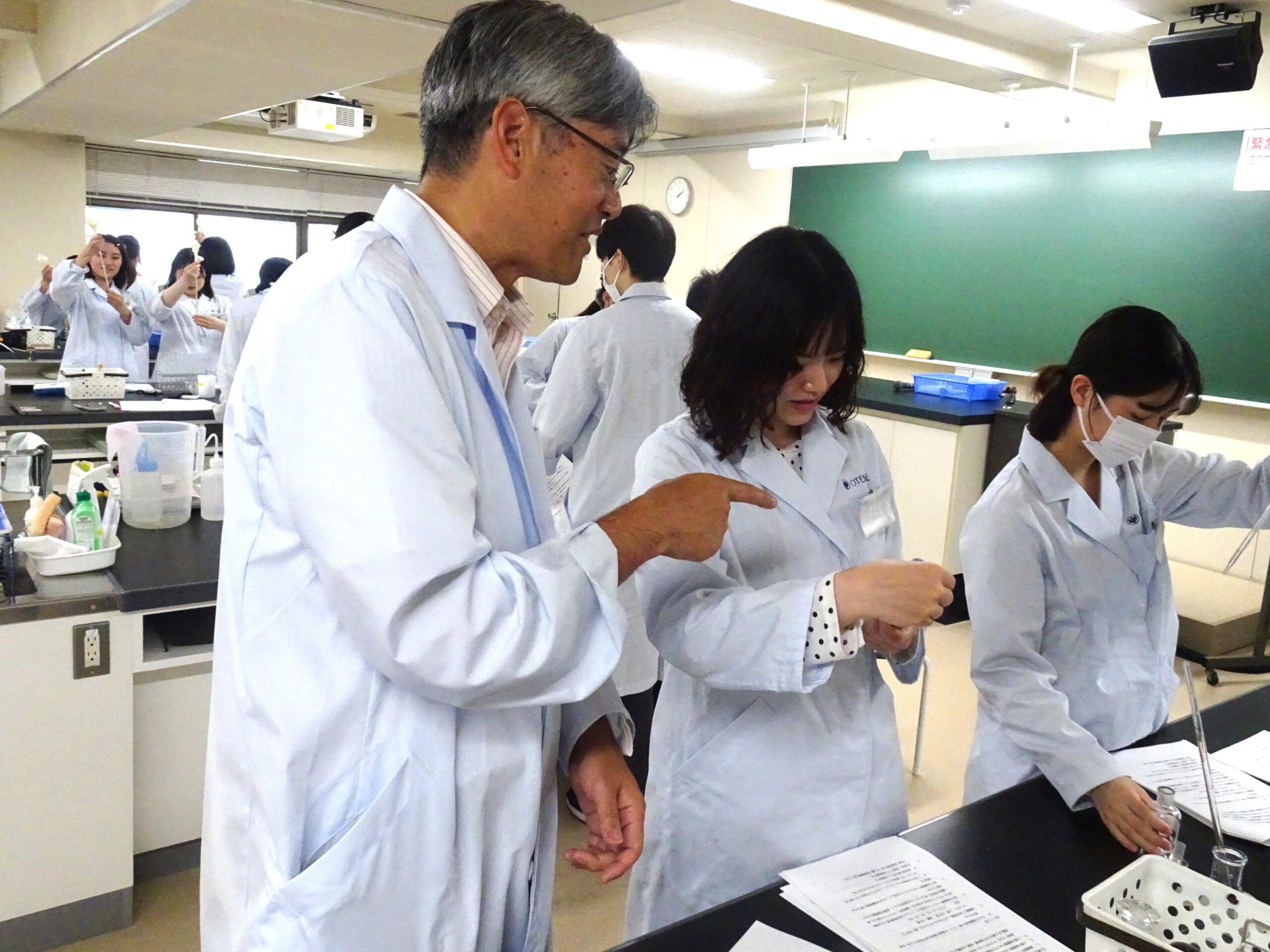 手順を確認しながら、卵白の成分をていねいに分離しています。