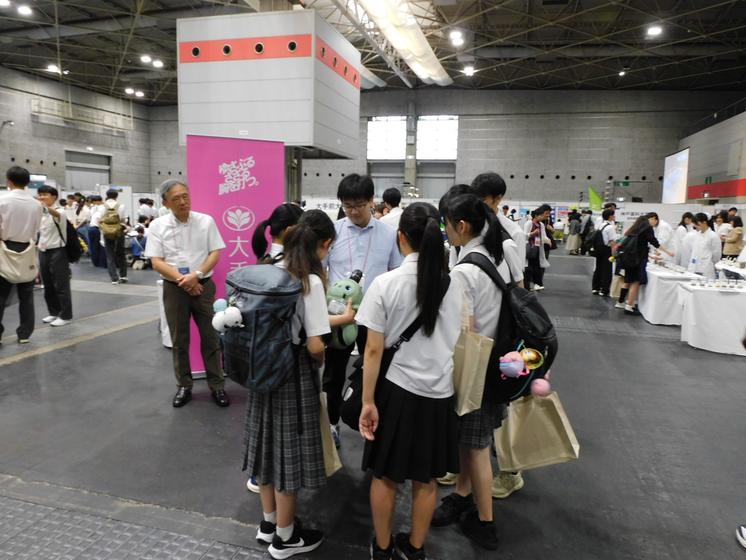 LOVOT（らぼっと）「らむね」を囲んで