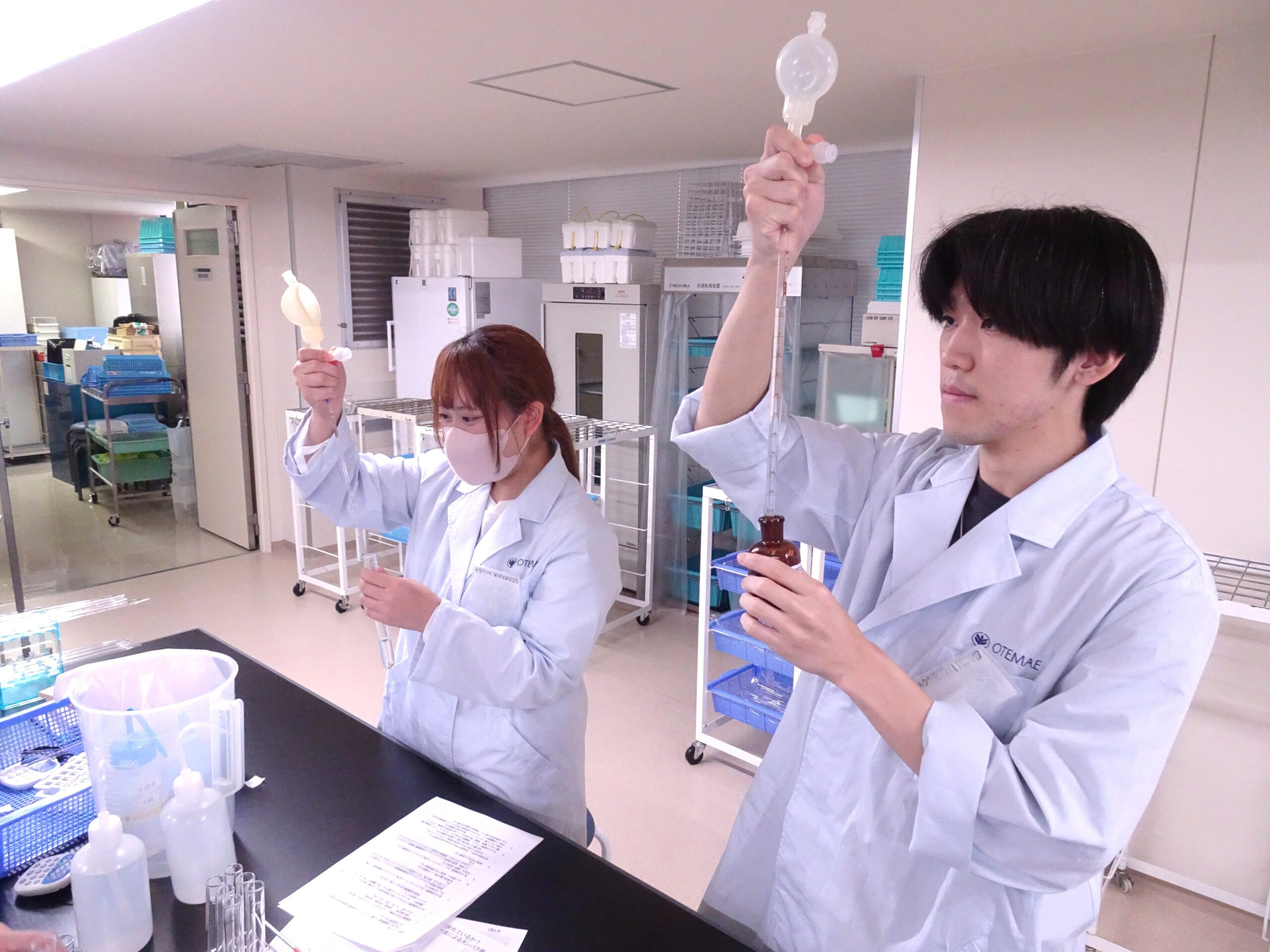 グループで協力しながら、一つひとつの操作を確認して実験に取り組みます。